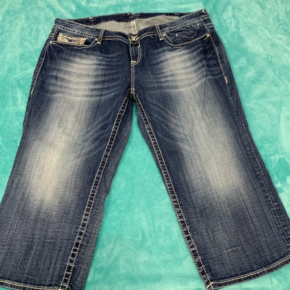 Like new condition, plus size women’s 24w Vigoss capris